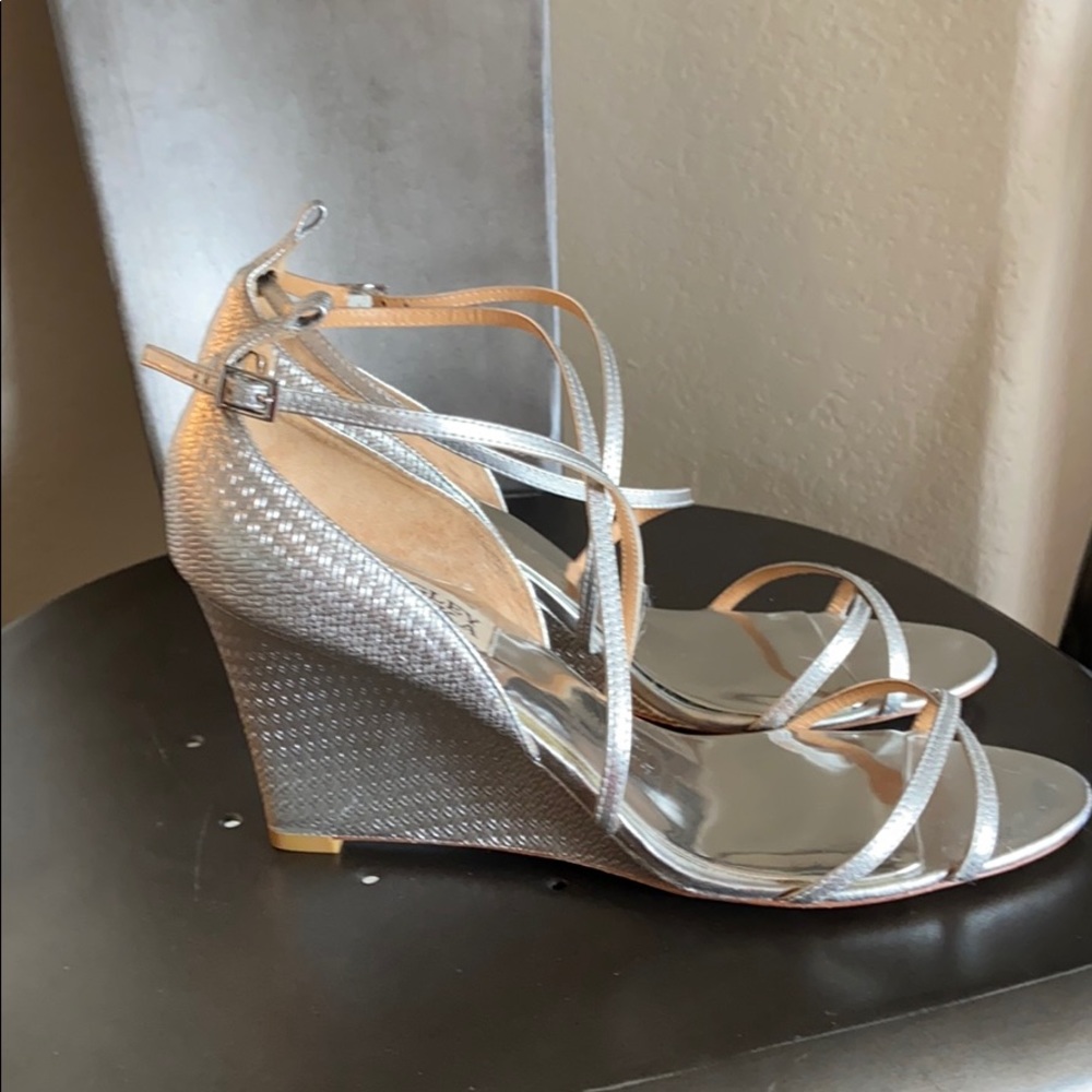 Badgley Mischka Melaney silver wedges